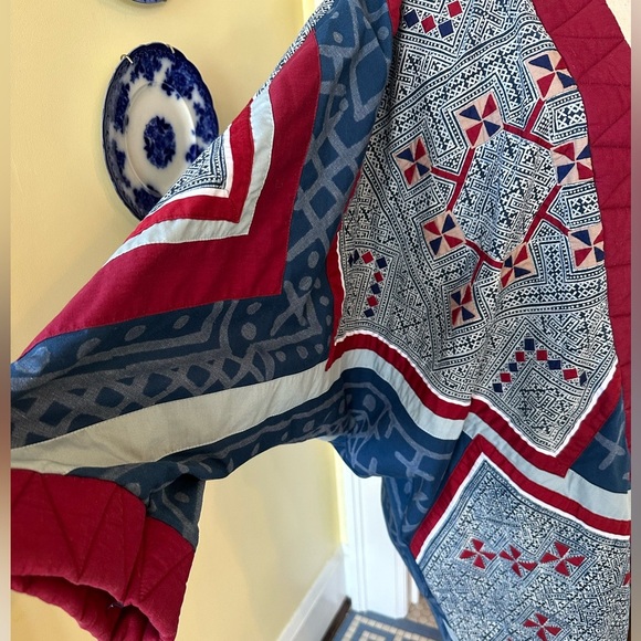 Beautiful Vintage Handmade Quilted Kimono Pullover Poncho with Uneven Hem - Picture 4 of 6